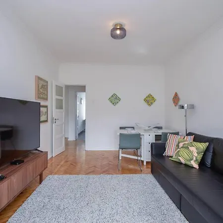 Cozy And Sunny Family * リスボン