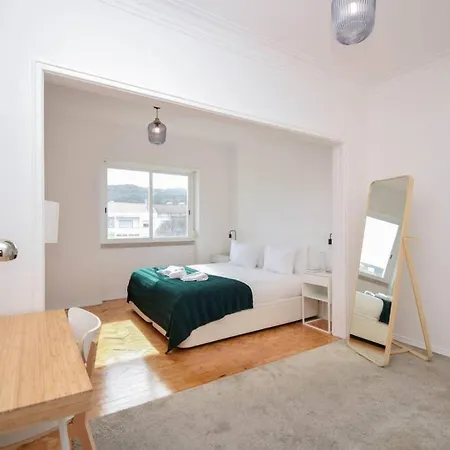 Cozy And Sunny Family * リスボン